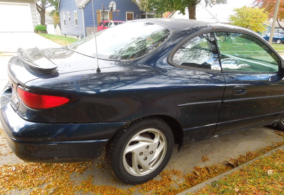 2002 Ford Escort  Foto 3 de 4