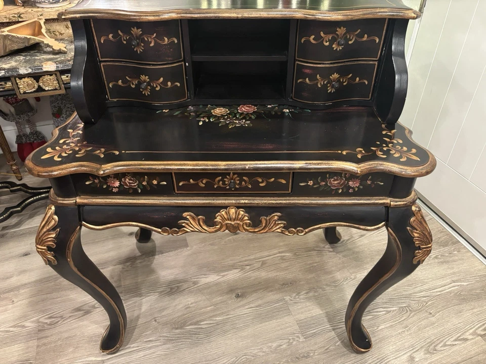 Escritorio de señora provincial francés lacado negro de colección con detalles dorados. Foto 2 de 4