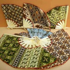 Lot de 100 éventails assortis en bambou et tissu batik fabriqués à bali
