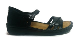 24 Beach Wedding Shoes Perfect For An Seaside Ceremony | Wedding Dresses Guide | Beach wedding 