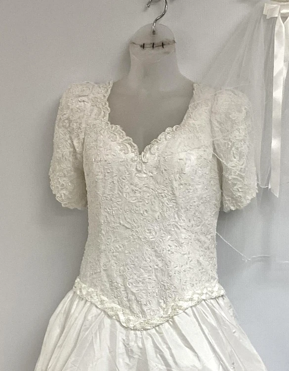 Private Label by G Crisp White Taffeta Short Sleeve Wedding Dress Gown Plus Size - Image 2 of 4