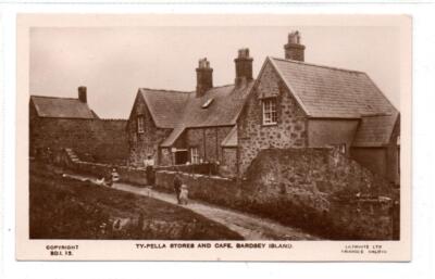 TY-PELLA GESCHÄFTE UND CAFE, BARDSEY ISLAND: Caernarvonshire Postkarte (C88502)