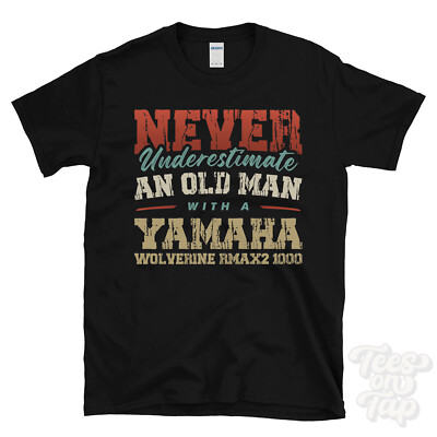 UNTERSCHÄTZE NIEMALS EINEN ALTEN MANN MIT EINEM YAMAHA WOLVERINE RMAX2 1000 LUSTIGES T-SHIRT