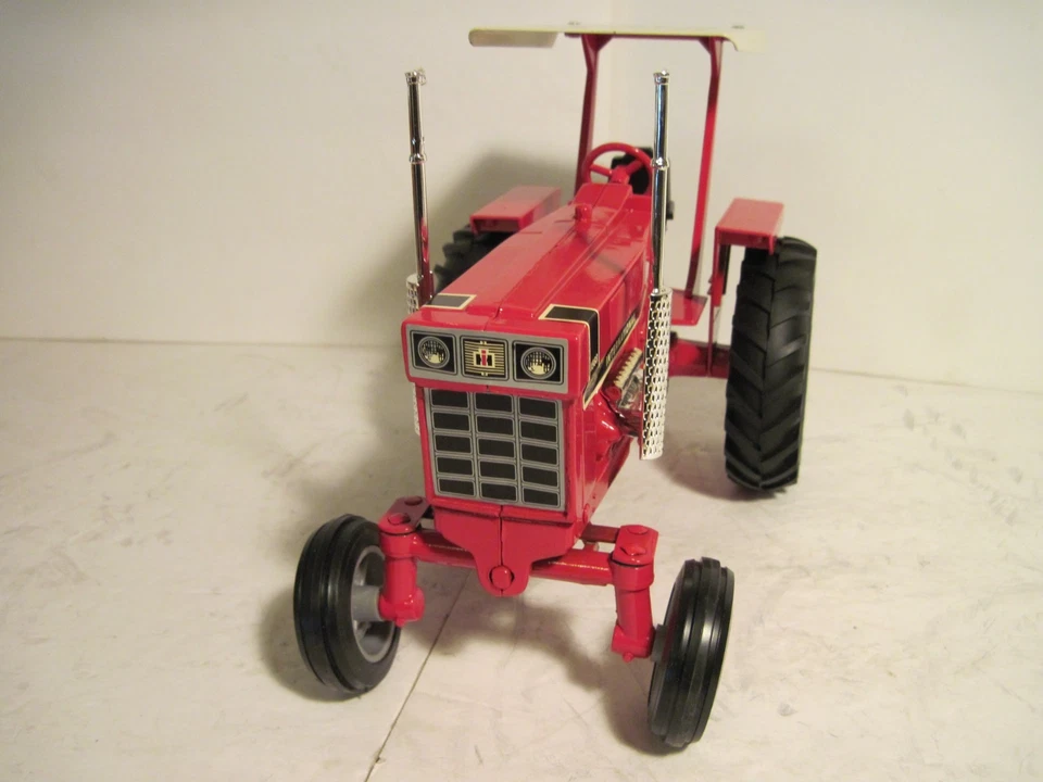 International Harvestor 1568 Farm Toy Tractor 1/16 - Image 3 of 4