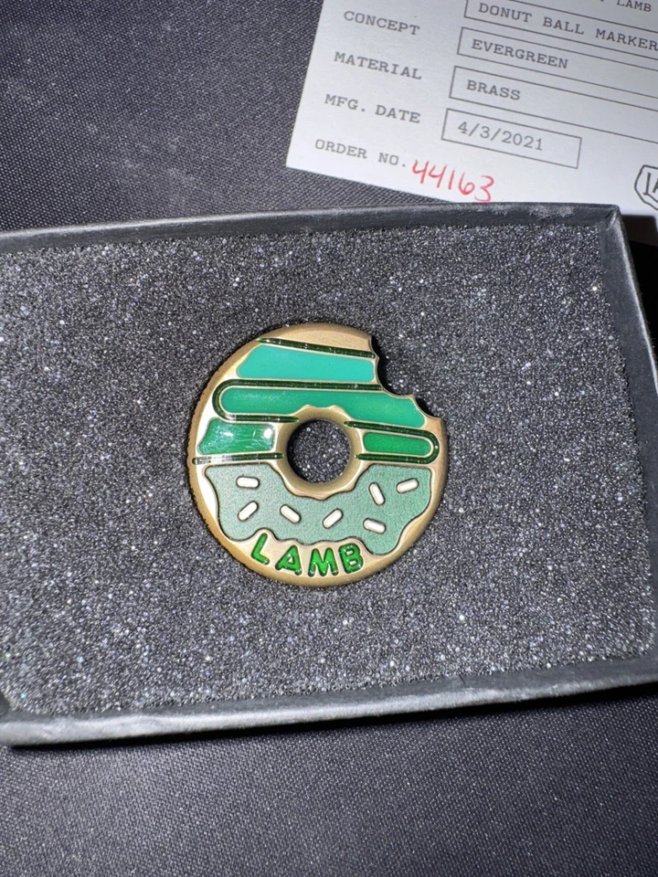 Marcador de bola de donut de hoja perenne Tyson Lamb Masters - AGOTADO Foto 2 de 3