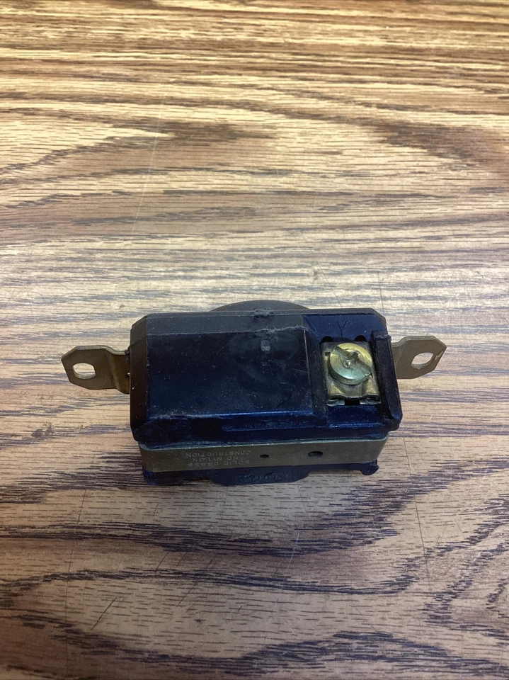 Legrand WC596/81-1 L620R Turnlock Single Receptacle 20A 250VAC 2 Poles 3 Wires - Image 4 of 4