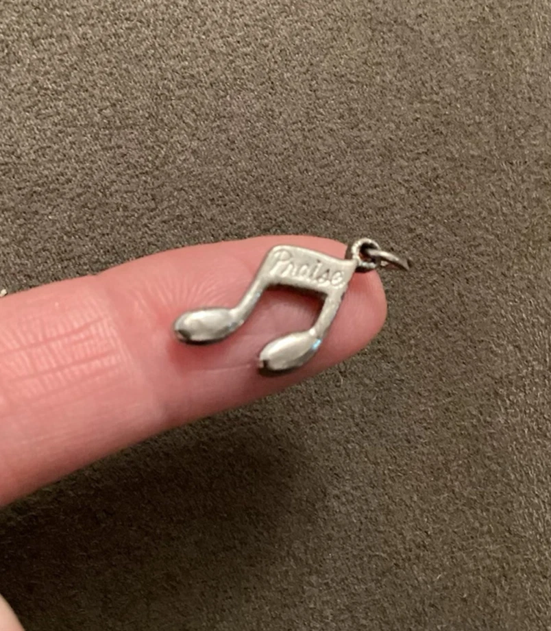 Dije Nota Musical "Alabanza" Grabado Minimalista Delicado Colgante Oro Blanco 14k Foto 2 de 4