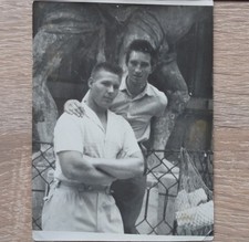 Hombres cariñosos pareja deportista abrazos guapos enamorados gay int foto original de colección