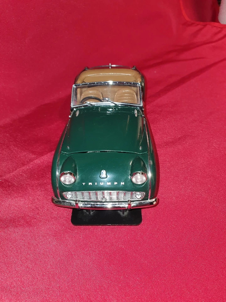 Triumph TR3A Kyosho 1/18 Verte sur Socle Vintage Car - Photo 2/4