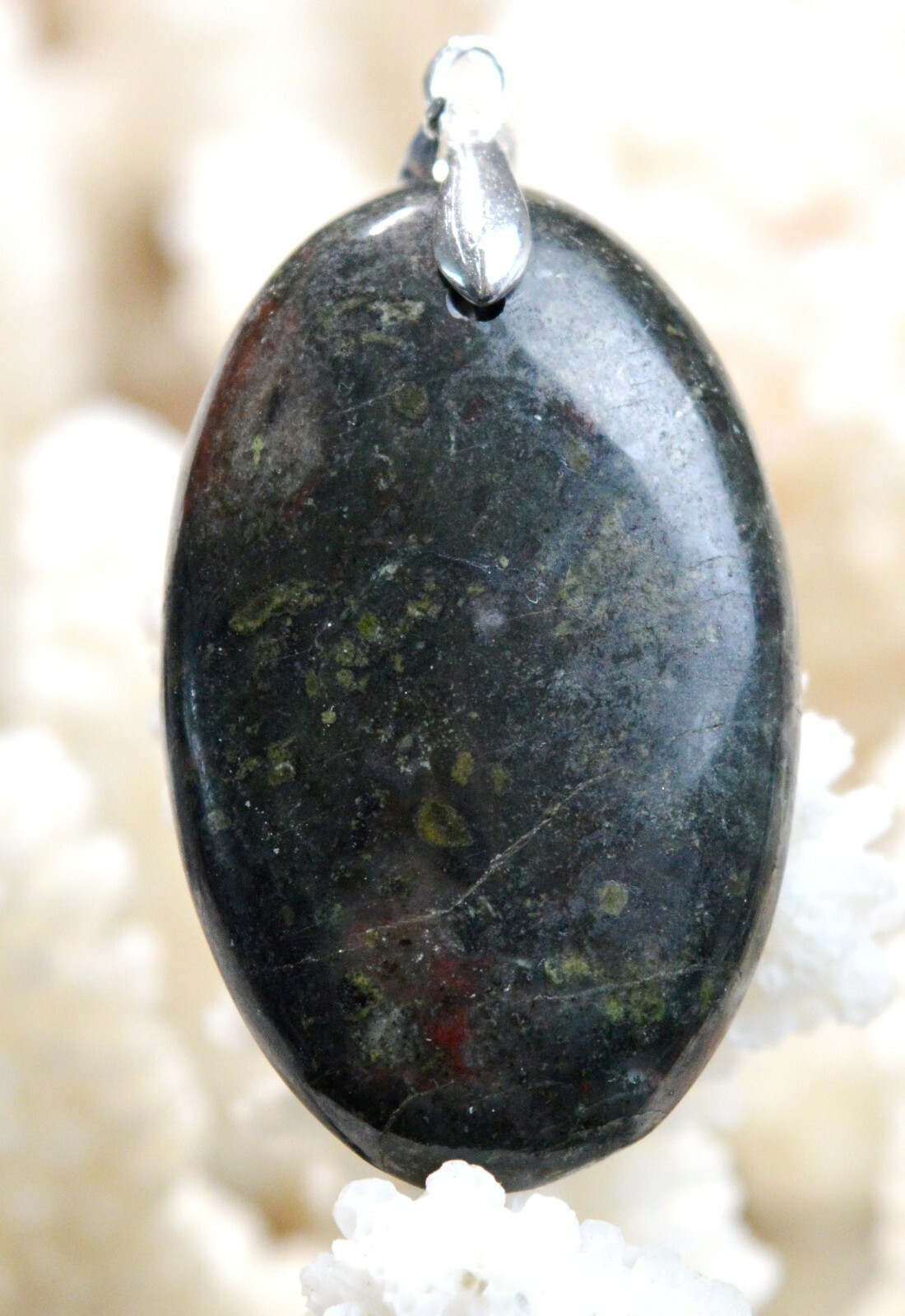 Pendentif en rubis sur schiste naturel de 44 carats pour un style bohème chic