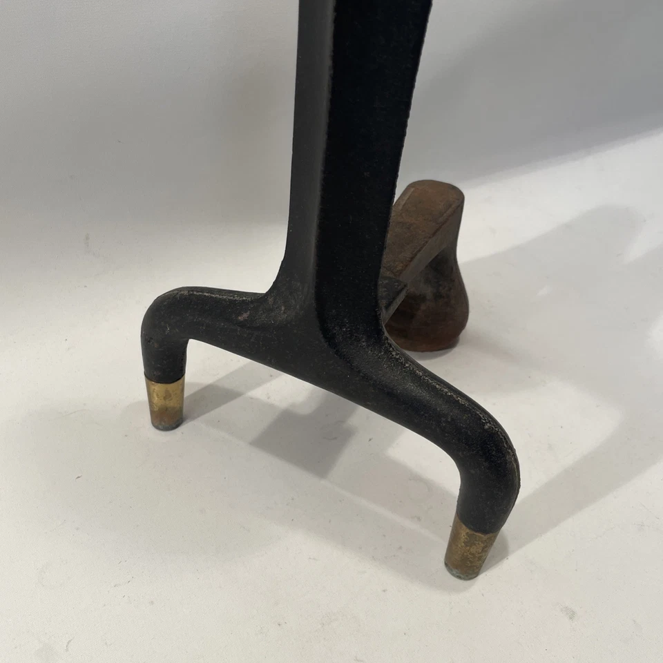 Donald Deskey para chimenea de latón y hierro Bennett Andirons Foto 2 de 4