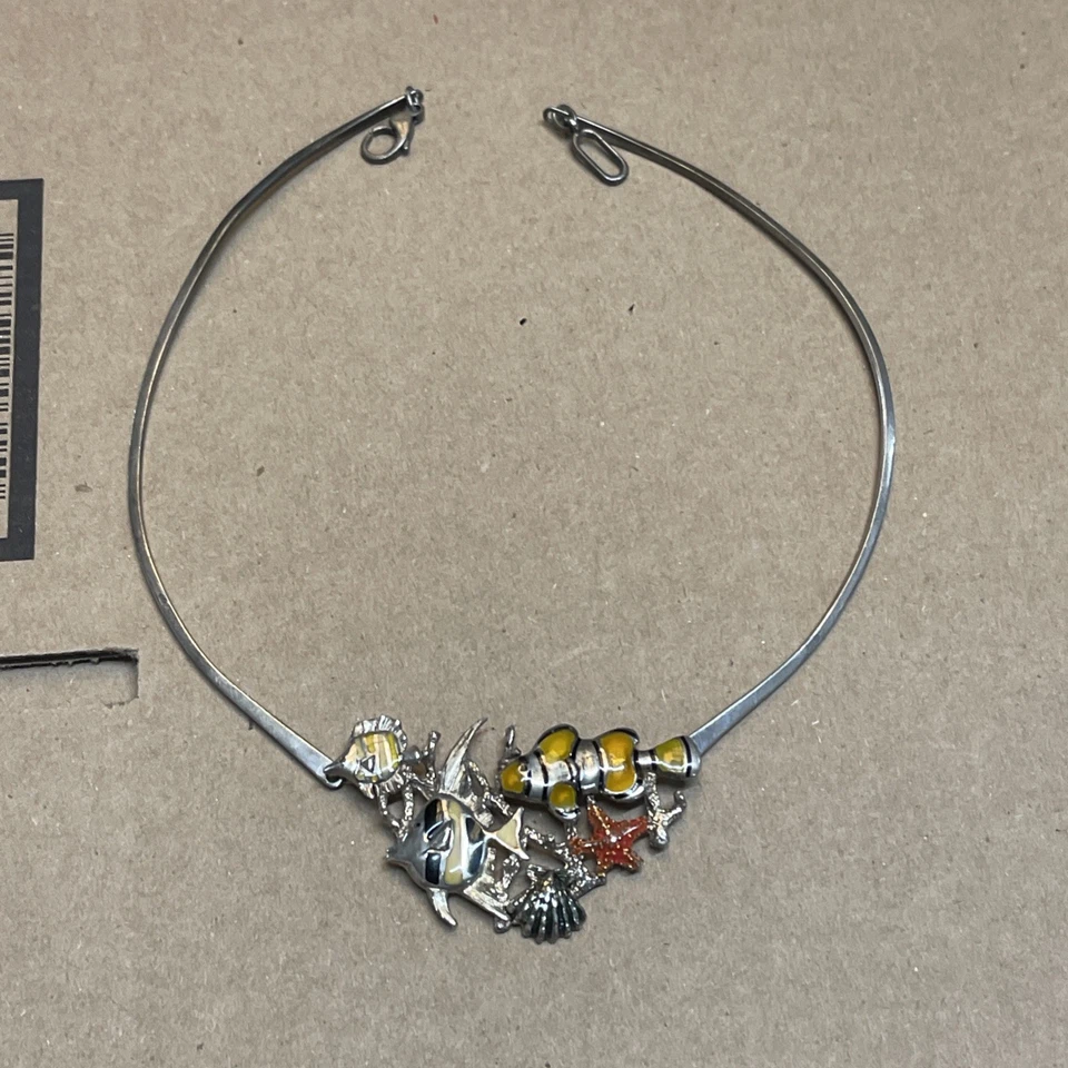 Collar de ley Kabana esmalte de peces tropicales, concha de mar y peces estrella Foto 3 de 4