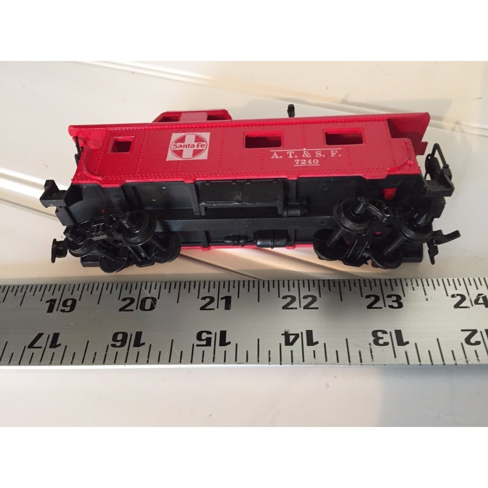 HO Scale Tyco Model Train Red Caboose Vintage 20556 A T & S F Santa Fe