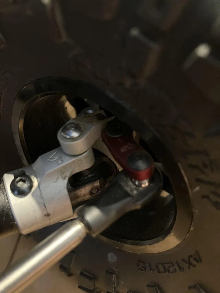 Axial Wraith Poison Spyder Rock Crawler 1/10 Scale Rc Car Off-Road 4Wd Rtr - Image 2 of 4