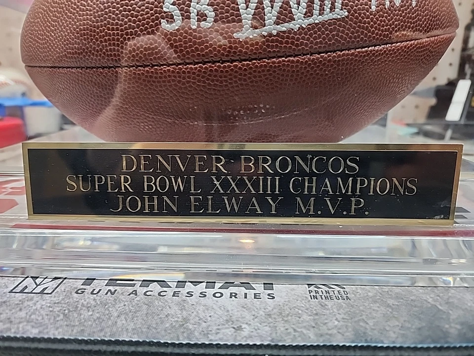 约翰·埃尔韦签名威尔逊 NFL 足球带展示盒安装记忆证书。 — 第 2/4 张图片