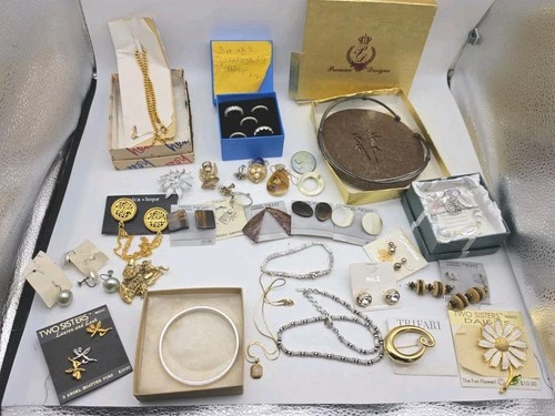 Vintage-Bold Gold Tone Jewelry Lot MONET, NAPIER, TRIFARI and unmarked.