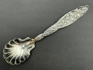Raro cucchiaio da zucchero conchiglia in argento sterling Lily of the Valley by Whiting 5 1/2"