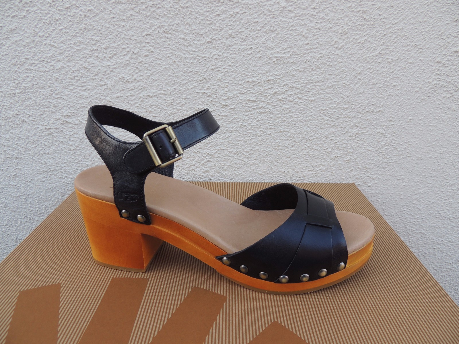 UGG JANIE BLACK LEATHER ANKLE STRAP 