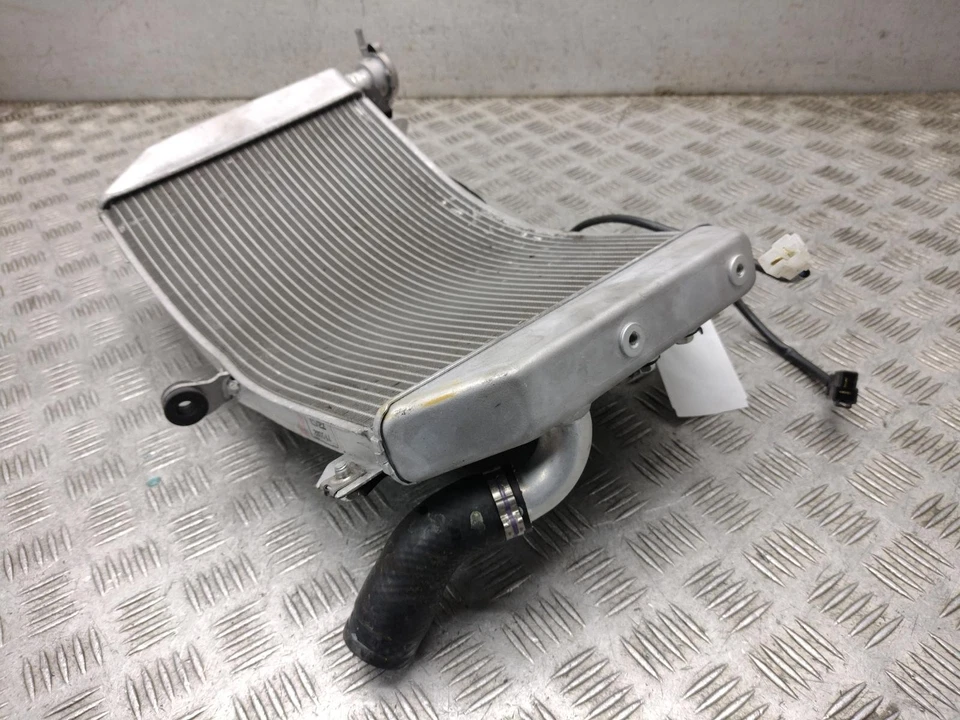 2023 YAMAHA YZF R1 Radiator (SOME DAMAGE - SEE LISTING) — 第 3/4 张图片