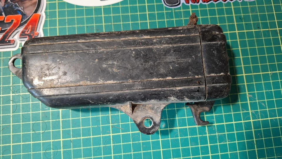 Caja de herramientas Honda XL250R 83510-KL4-000 usada para 1984-1987 Foto 4 de 4