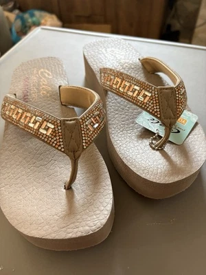 Sketchers Yoga Foam Flip Flops Size 4 In Beige With Gold And Silver Accents - Image 1 of 4