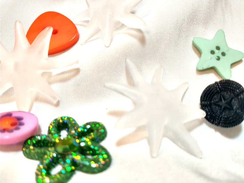 8 Novelty Plastic Buttons 5 Stars, 2 Flowers & an Orange Pick Shaped Buttons - Image 4 of 4