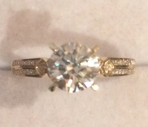 Anello VVS2 1,09CT in moissanite e accenti di diamanti naturali in oro giallo - Foto 3 di 5