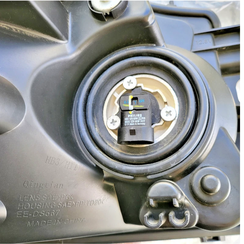 2008-2015 Nissan Titan Headlights Pair Driver & Passenger Side Qingtian OEM Used - Image 4 of 4