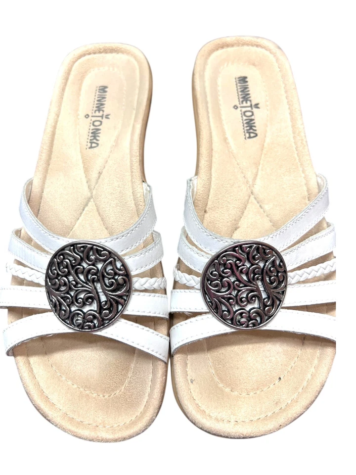 Sandálias Minnetonka couro branco medalhão bonita tamanho 8 acolchoadas com caixa - Imagem 2 de 4