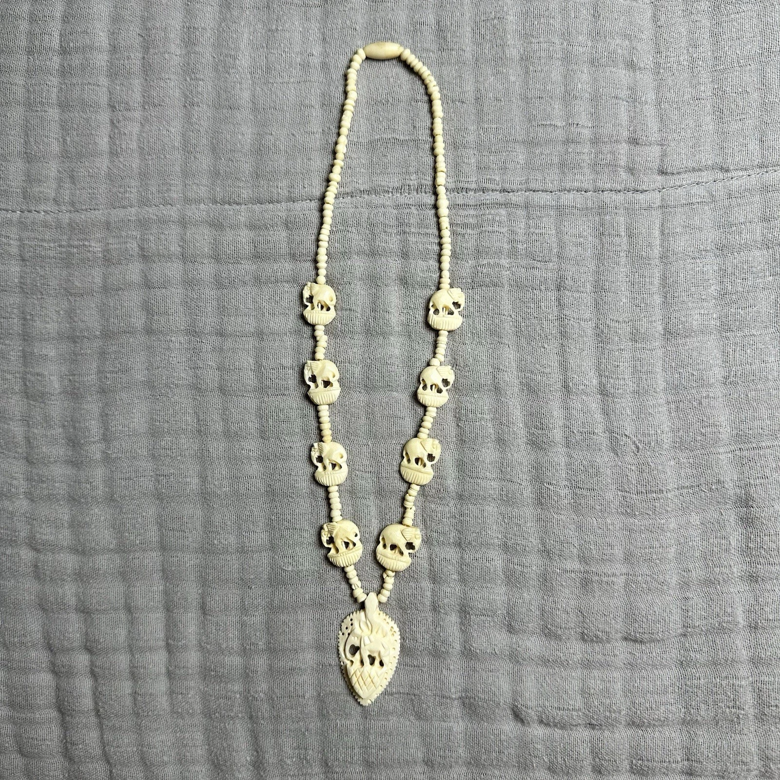 OFF WHITE Collana antica intagliata bianca CELLULOIDE elefante animale perline pendente