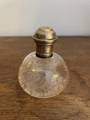 Alter französischer Parfum Flakon mit Silber Verschlußkappe.
