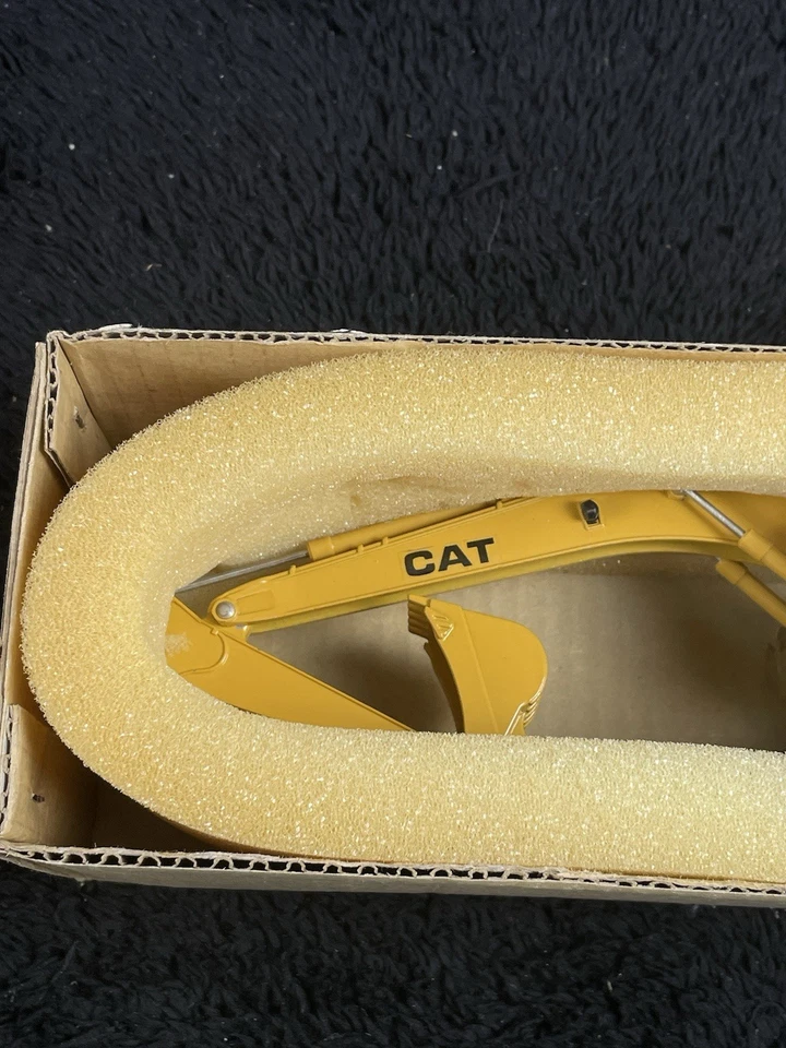 SHINSEI Cat E300 Hydraulic Excavator #606 Japan 1/48 Scale Model Caterpillar Vtg - Image 4 of 4