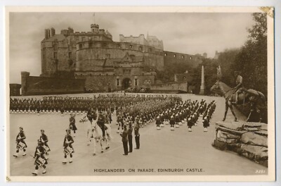 EDINBURGH Highlanders on Parade Edinburgh Castle Vintage Postkarte E13