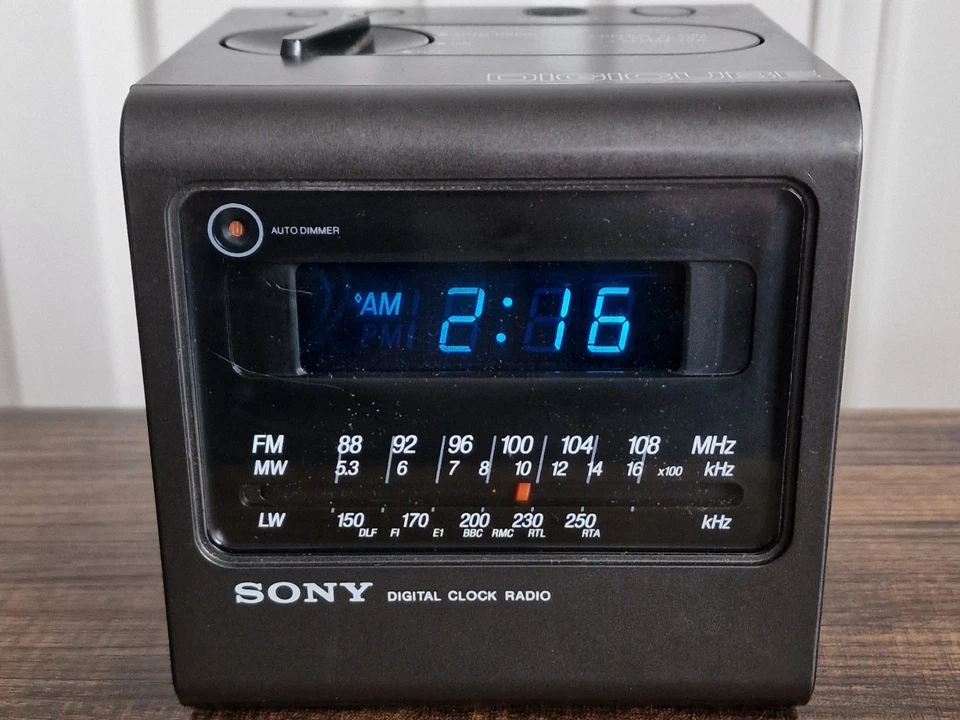 Sony Digicube Radio Alarm Clock / Space Age / Vintage / Rare / VFD / Blue /80's  - Image 2 of 4
