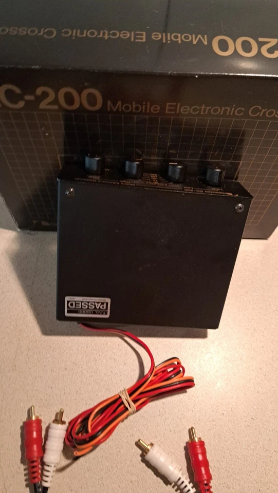 Nakamichi EC-200 Crossover y caja con cable RCA dorado Foto 2 de 4