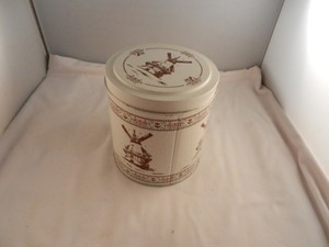 VALLEYBROOK FARMS METAL TIN - 5" X 5" DUTCH TREATS