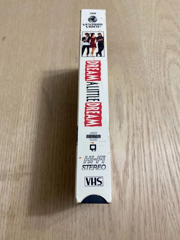 Dream A Little Dream 1989 VHS Rare HTF Original Release Version V1 Vestron Video - Imagem 4 de 4