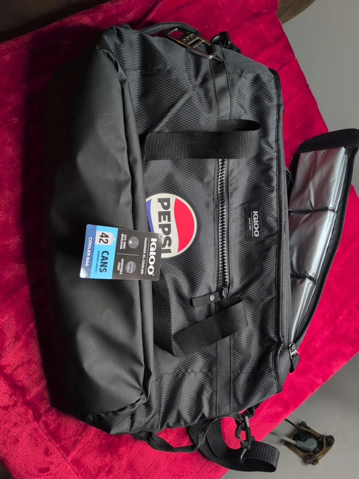 Igloo maddox xl cooler holds 42 cans Black Pepsi New