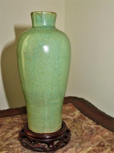 ANTIQUE CHINESE MING DYNASTY LONGQUAN CELADON PORCELAIN VASE W/ WOODEN STAND