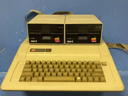 VINTAGE RETRO APPLE IIe Home Computer w/2 Floppy Disk Drives A2S2064 A2M0003