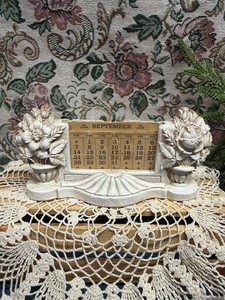 Vtg Syroco Wood Floral Perpetual Desk Calendar Stand w/ Month and Day Cards