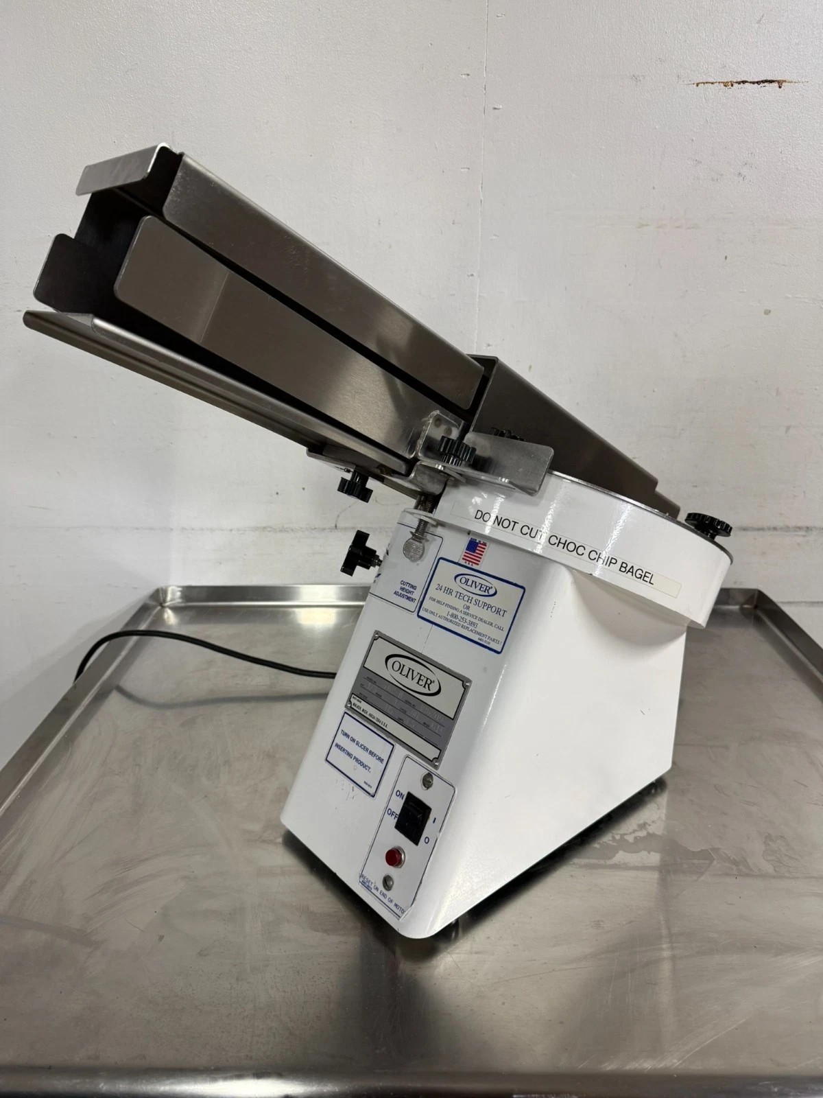 Oliver 702-N Commercial Bun & Bagel Slicer, Adjustable Thickness & Return Chute
