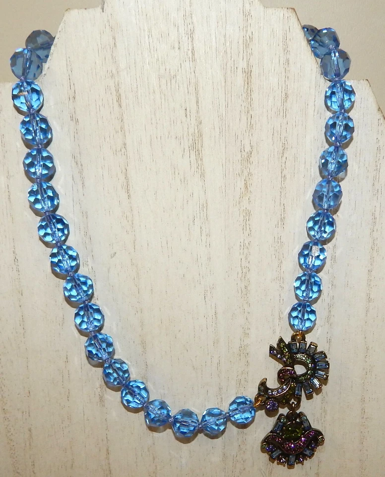 Collar Heidi Daus Cristal Azul con Colgante Lateral Multicolor  Foto 2 de 4