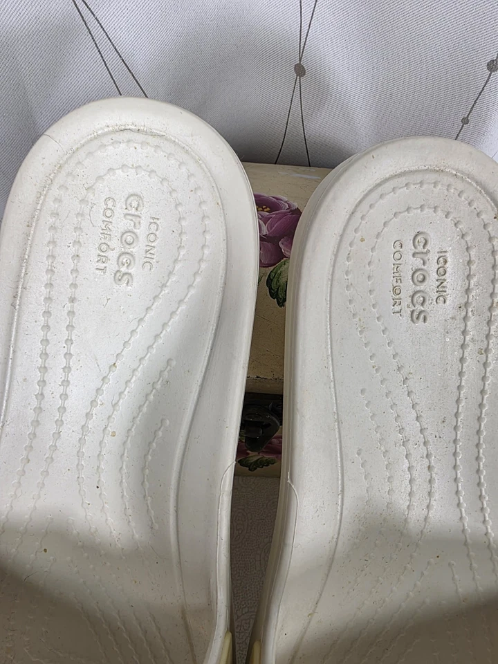 Sandalias Crocs para mujer 8 Sloane flores metálicas florales Foto 3 de 4