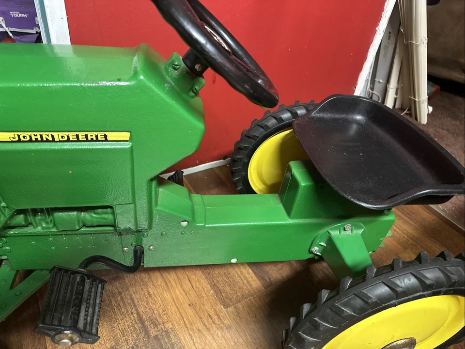 Vintage 7410 JOHN DEER ALL METAL Pedal Tractor In Excellent Condition  ￼ - Image 3 of 4
