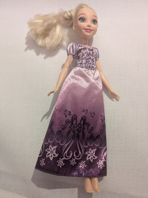 Disney Princess Rapunzel Puppe Schimmerglanz Hasbro