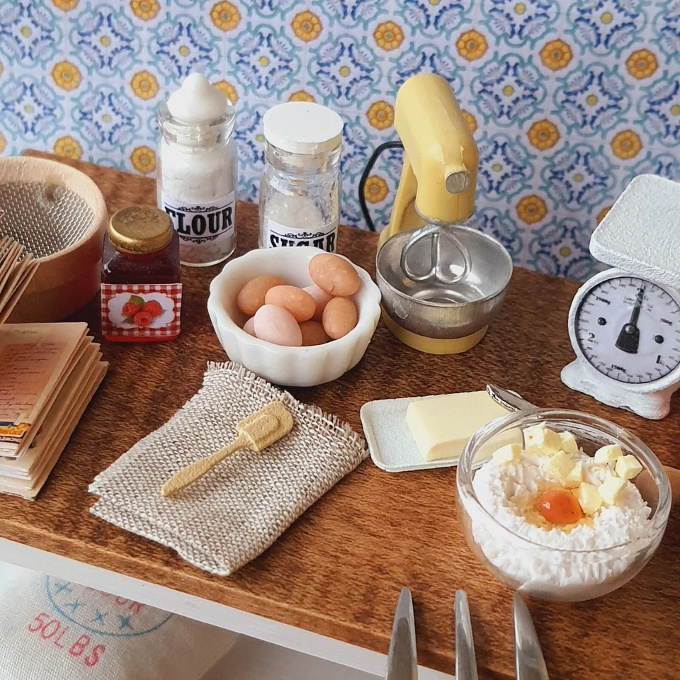 cucina in miniatura per casa delle bambole, tavolo completo di accessori 1:12 - Immagine 4 di 4
