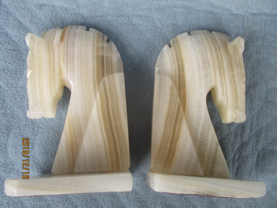 2 Buchstützen mit Pferdekopf aus  Marmor 15,3cm x 10cm x 6,4cm