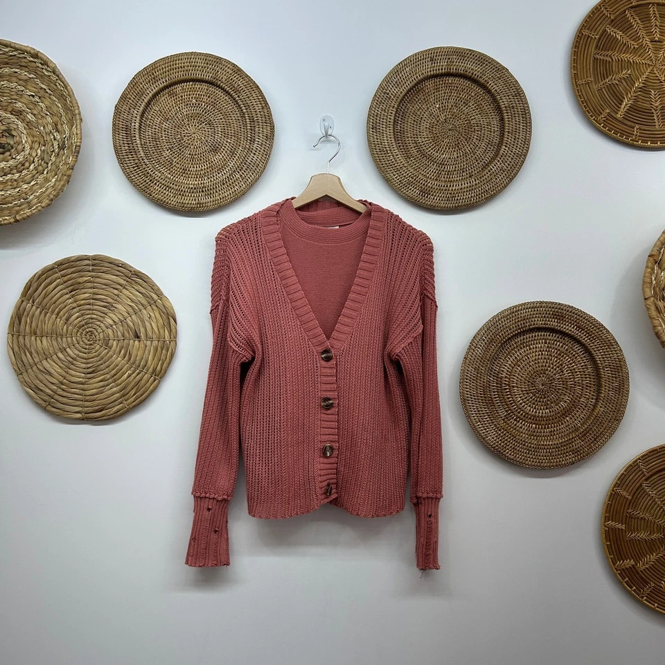 Conjunto Suéter BKE Hebilla Rosa Con Botones Tejido Pointelle Tanque y Cárdigan Mediano Foto 2 de 4