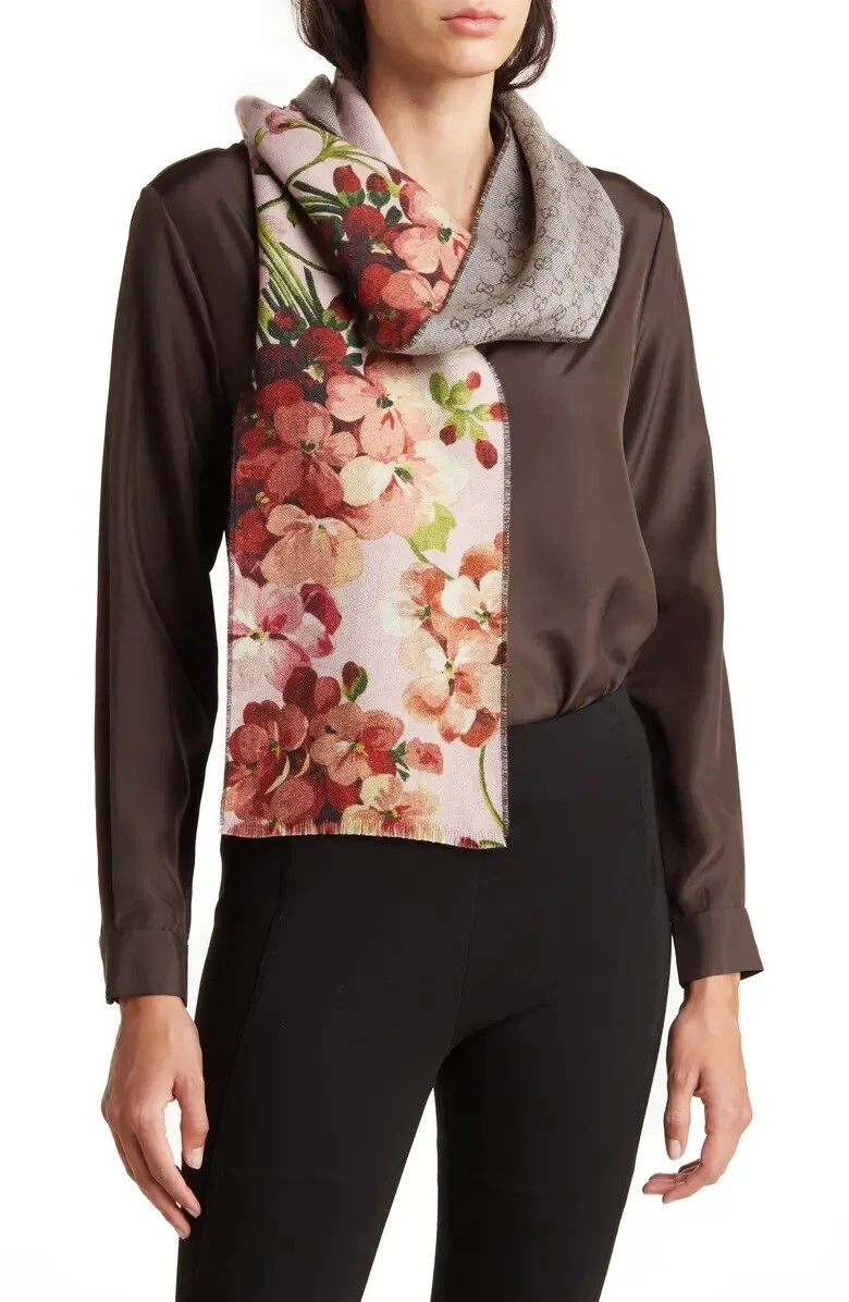 Écharpe en laine GUCCI fleurie et logo neuve avec étiquette, ROSE FLORALE, PRIX DE DÉTAIL SUGGÉRÉ PAR LE FABRICANT